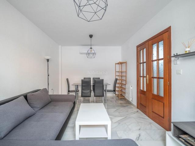 Casa adosada en venta en Armilla, San Miguel. Casa adosada en el centro de Armilla, junto al metro y lista para entrar a vivir. Casas adosadas.