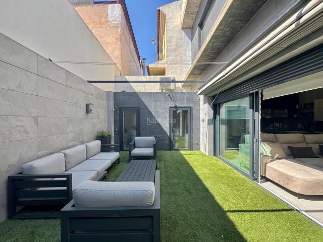 Casa adosada en venta en Armilla, San Miguel. Exclusiva vivienda adosada de diseño con piscina y calidades premium en el centro de Armilla. Casas adosadas.
