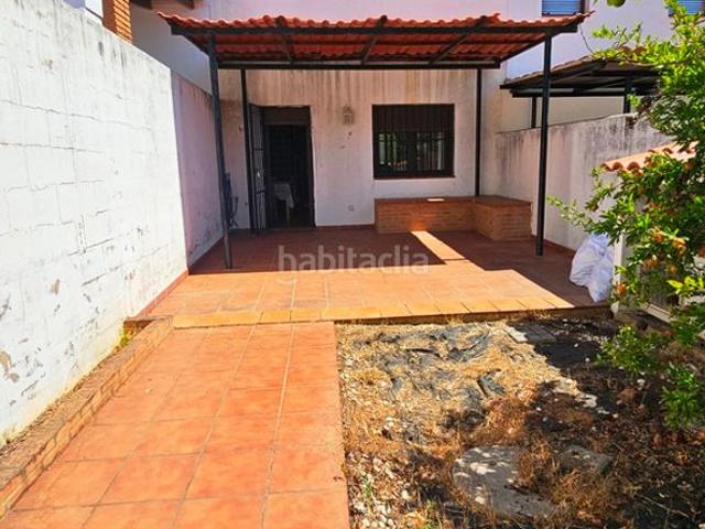 Casa adosada en venta en Aroche. Casa adosada con estupendo patio en Las Cefiñas. Casas adosadas.