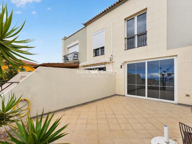 Casa adosada en venta en Arona, Chayofa. Luminosidad, tranquilidad y calidad de vida con jardín y terraza. Casas adosadas.