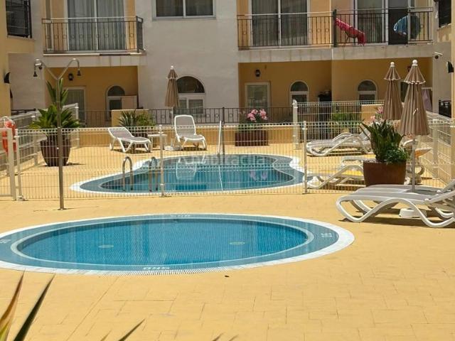 Casa adosada en venta en Arona, Palm Mar. Exclusivo adosado de 3 dormitorios con amplias terrazas y piscina comunitaria en Palm Mar. Casas adosadas.