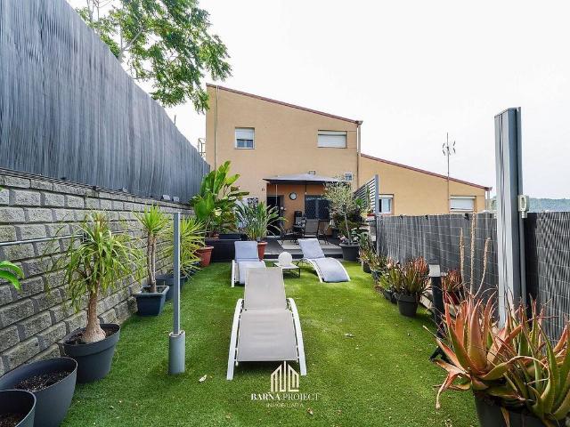 Casa adosada en venta en avenida De Vallbona, Barcelona, de 104 m² 4 habitaciones por 429.000