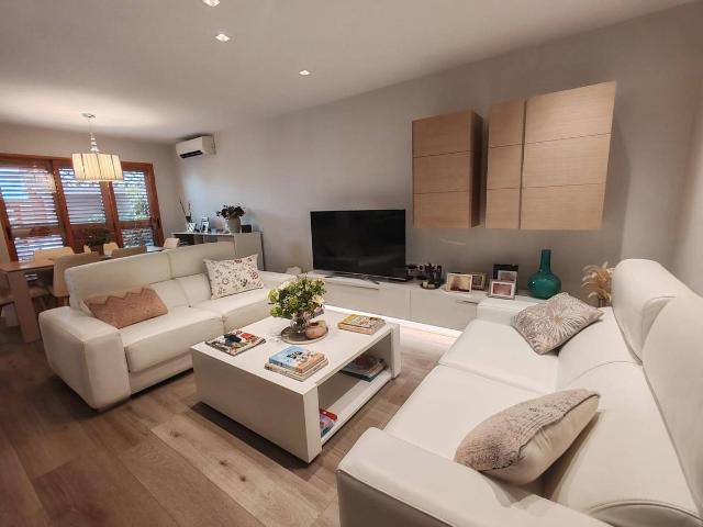 Casa adosada en Venta en Avenida de Abril 9 de Octubre
