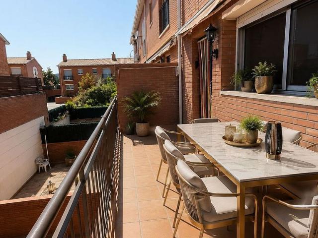 Casa adosada en venta en avenida De L'estela Ibèrica, Santa Perpètua de Mogoda, de 280 m² 4 habitaciones por 453.000