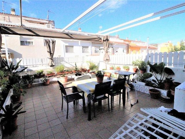 Casa adosada en venta en avenida Dels Països Catalans, Torredembarra, de 220 m² 4 habitaciones por 325.000