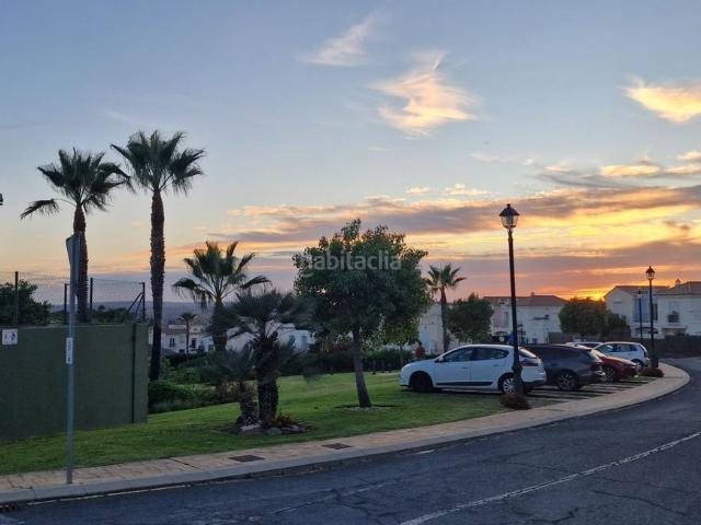 Casa adosada en venta en Ayamonte, Costa Esuri. Chalet adosado impecable, dos plantas y gran ubicación en Costa Esuri. Casas adosadas.
