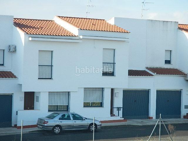 Casa adosada en venta en Azuaga. Venta de Adosado en Badajoz sin Posesión. Casas adosadas.