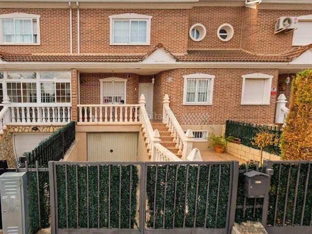 Casa adosada en venta en Azuqueca de Henares, Vallehermoso. Casas adosadas Azuqueca de.