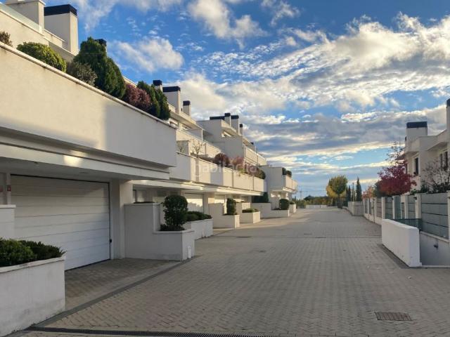 Casa adosada en venta en Boadilla del Monte, Valdecabañas. Impresionante chalet pareado en Boadilla del Monte. Casas adosadas Boadilla del.