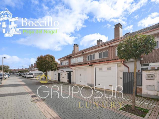 Casa adosada en venta en Boecillo. Bonito chalet adosado en la urbanización Pago El Nogal, en Boecillo, a sólo 10 minutos del centro de Valladolid. Casas adosadas.