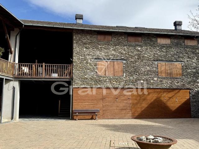 Casa adosada en venta en Bolvir Pirineos. Casa rehabilitada en antiguo mas ceretano en el centro de Bolvir, con gran terraza y era comunitaria. Casas adosadas.