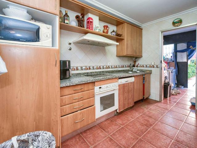Casa adosada en venta en Bormujos, Centro. Hay viviendas que llegan para ser habitadas desde el primer día. y otras que esperan a alguien capaz de imaginar todo lo que pue. Casas adosadas.