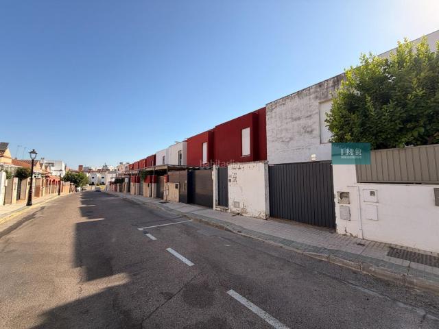 Casa adosada en venta en Bormujos, Avenida Juan Diego. Gran Oportunidad en Bormujos! Adosado con dos patios para diseñar a tu gusto. Casas adosadas.