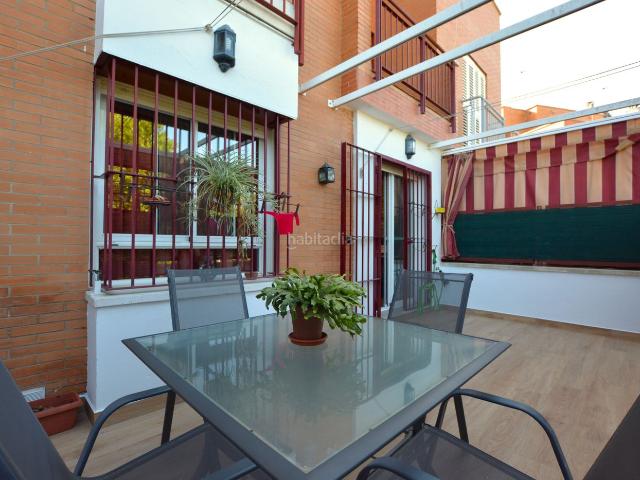 Casa adosada en venta en Bormujos, Zona Universitaria. ¡Luz, amplitud y la ubicación perfecta en Bormujos!. Casas adosadas.