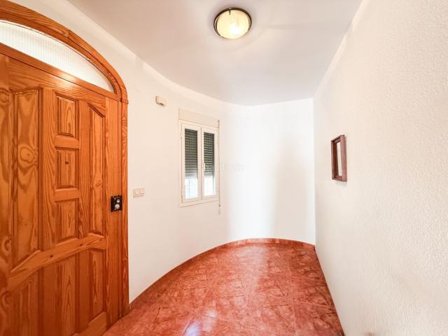 Casa adosada en venta en Baza. Chalet pareado en venta en Calle Ponce de León, Baza. Casas adosadas.