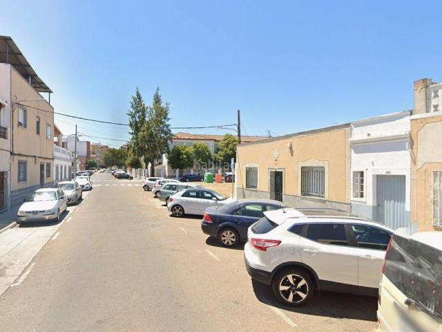 Casa adosada en venta en Badajoz, San Roque Ronda Norte. ADOSADO EN VENTA EN BADAJOZ. Activo inmobiliario SIN POSESIÓN, NO VISITABLE. Casas adosadas.