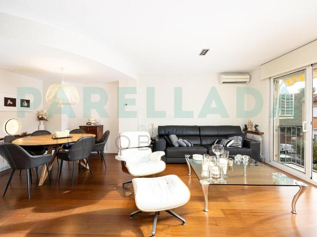 Casa adosada en venta en Badalona, Bufalà. Casa unifamiliar reformada con acabados de lujo. Casas adosadas.