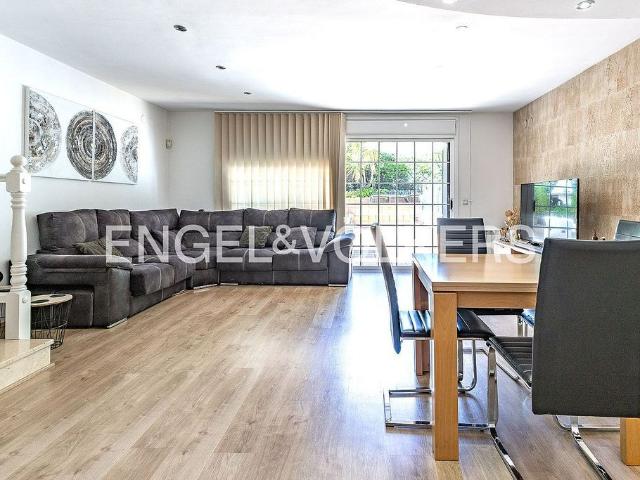 Casa adosada en venta en Badalona, de 134 m² 4 habitaciones por 648.000