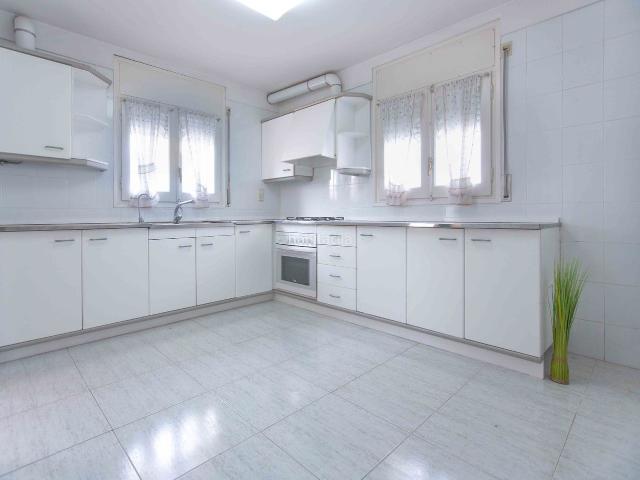 Casa adosada en venta en Balaguer. Acogedora Casa de 4 habitaciones, terraza y garaje, en el centro de Balaguer. Casas adosadas.