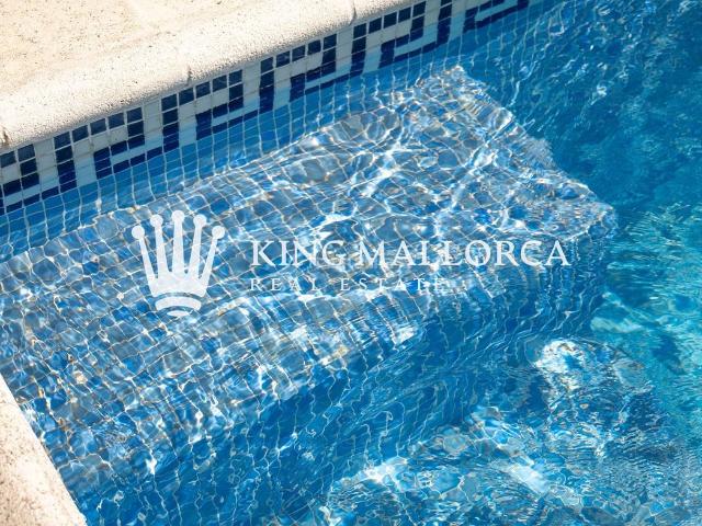 Casa adosada en venta en Baleares Calvià, Peguera. Maravilloso chalet adosado de 245 m2, 4 dormitorios, 3 baños, con mucho espacio exterior, piscina y garaje cubierto y placas solar. Casas adosadas.