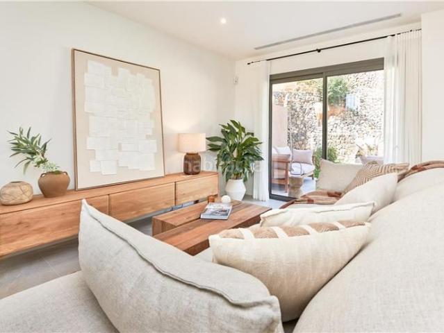 Casa adosada en venta en Baleares Esporles. A Estrenar. Adosado en complejo residencial con piscina y jardines comunitarios. Casas adosadas.