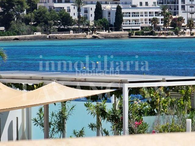 Casa adosada en venta en Baleares Ibiza, Marina Botafoc Talamanca. Estiloso adosado duplex con varias terrazas cerca de la playa. Casas adosadas.