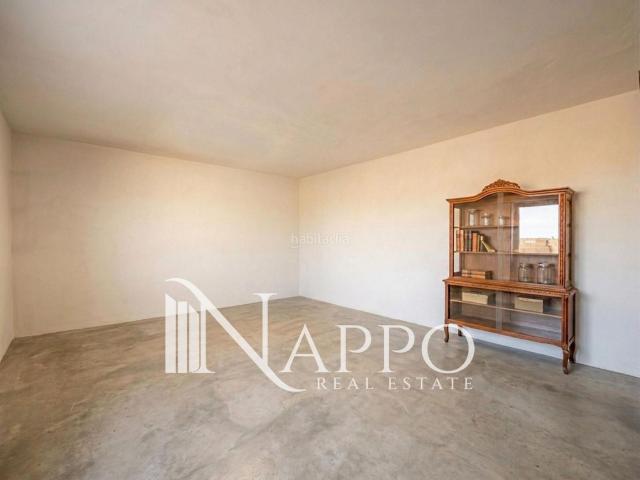 Casa adosada en venta en Baleares Llucmajor, Llucmajor Interior. Casa de pueblo con gran potencial, garaje amplio y espacios exteriores privados. Casas adosadas.