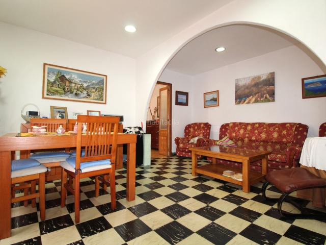 Casa adosada en venta en Baleares Maó Mahón, Tanques del Carme Fort de l´Eau. Amplia casa con garaje y terraza en zona céntrica de Mahón. Casas adosadas Maó.
