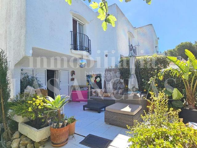 Casa adosada en venta en Baleares Santa Eulària, Jesús. Encantadora casa adosada de esquina con amplia zona exterior. Casas adosadas Santa.