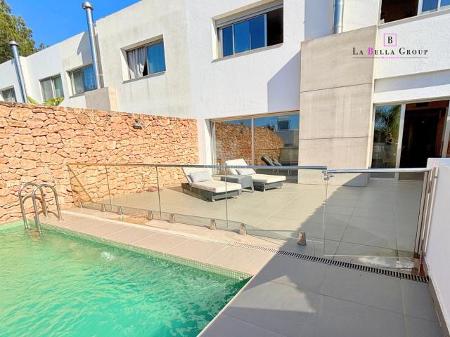 Casa adosada en venta en Baleares Santa Eulària, Roca Llisa. Exclusiva casa adosada, elegante y con clase en Ibiza. Casas adosadas Santa.