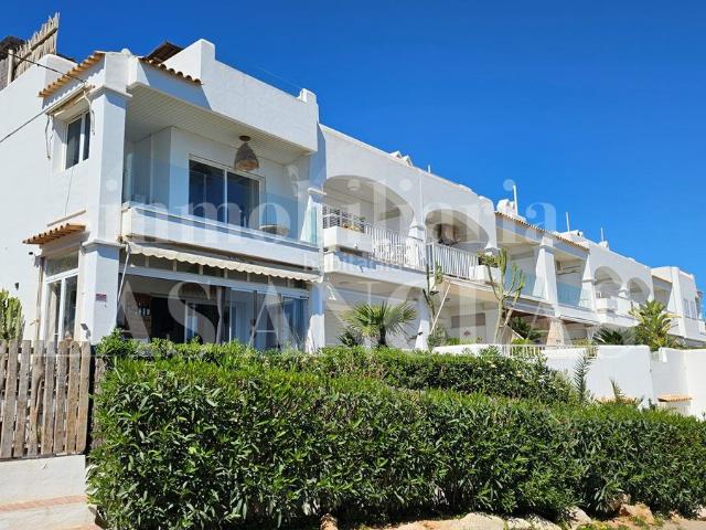 Casa adosada en venta en Baleares Santa Eulària, Santa Eulària des Riu. Frente al mar con acceso a la playa! Luminoso adosado de esquina con vistas de ensueño. Casas adosadas Santa.