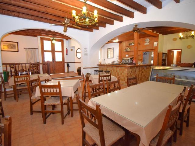 Casa adosada en venta en Baleares Sineu. Local comercial y piso en Sineu. Casas adosadas.