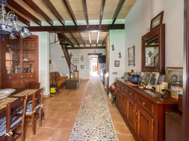 Casa adosada en venta en Baleares Petra. Encantadora casa de pueblo renovada con un toque historico, Ref. 8736. Casas adosadas.