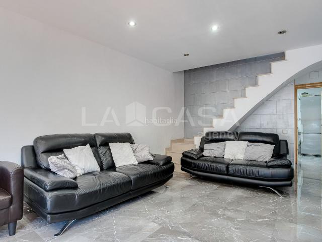 Casa adosada en venta en Barcelona, Besòs Maresme. CASA REFORMADA EN VENTA. Casas adosadas.