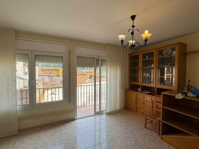 Casa adosada en venta en Barcelona, Dreta de l´Eixample. Casa adosada con patio y garaje en Sant Jaume de Llierca. Casas adosadas.