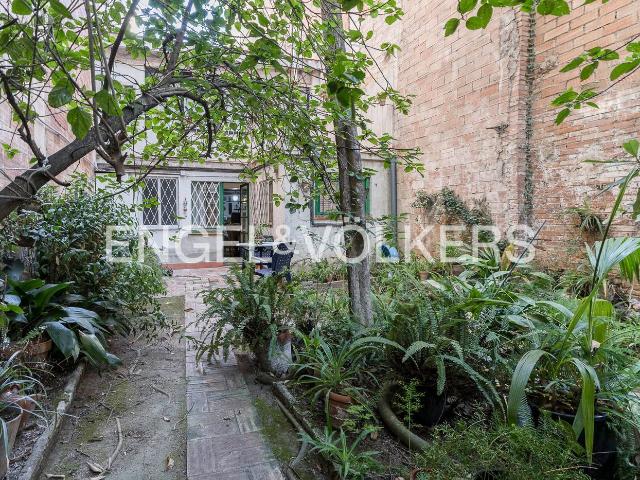 Casa adosada en venta en Barcelona, Sant Gervasi Galvany. Casa con jardín con gran potencial para obra nueva. Casas adosadas.