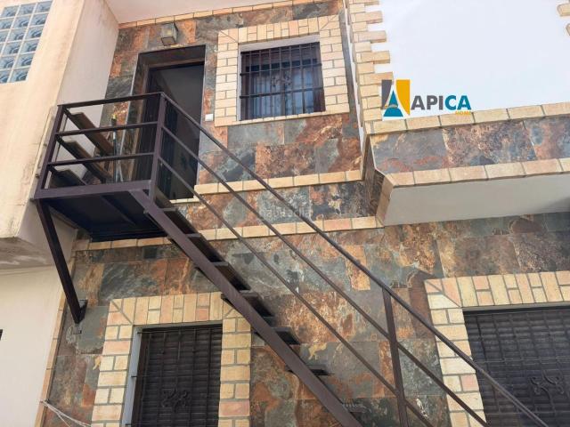 Casa adosada en venta en Barbate, Barbate. CASA INDEPENDIENTE EN EL CENTRO DE BARBATE CON LOFT EN PLANTA BAJA!. Casas adosadas.