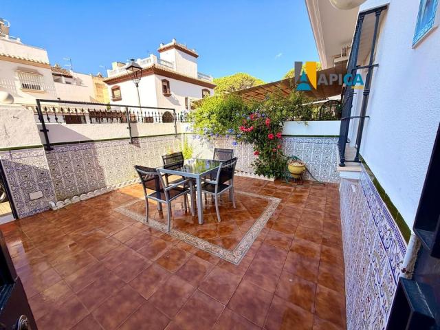 Casa adosada en venta en Barbate, Barbate. UNIFAMILIAR EN BARBATE! CON GRAN JARDÍN Y PATIO PRIVADO. Casas adosadas.