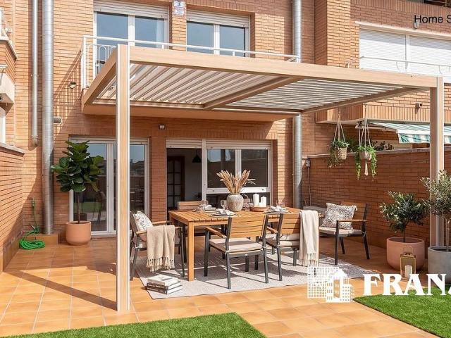Casa adosada en venta en Barbera del Vallès, de 428 m² 4 habitaciones por 565.000