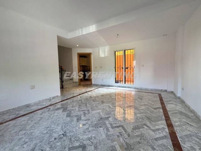 Casa adosada en venta en Barrios Los. GRAN ADOSADO SEMI NUEVO CON GARAJE CERRADO Y TERRAZA. Casas adosadas Barrios.