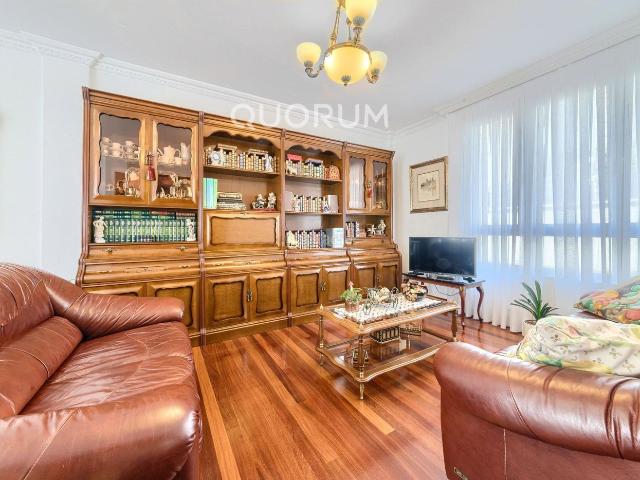Casa adosada en venta en Basauri, San Miguel. Adosado PARA ENTRAR A VIVIR De 4 Dorm. y 3 Baños Con Amplia Terraza y Garaje En Zona San Miguel. Casas adosadas.