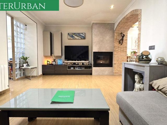 Casa adosada en venta en Bétera, Centro. Exclusiva vivienda totalmente reformada de 5 habitaciones, 3 baños, placas solares y grandes terrazas en Bétera. Casas adosadas.
