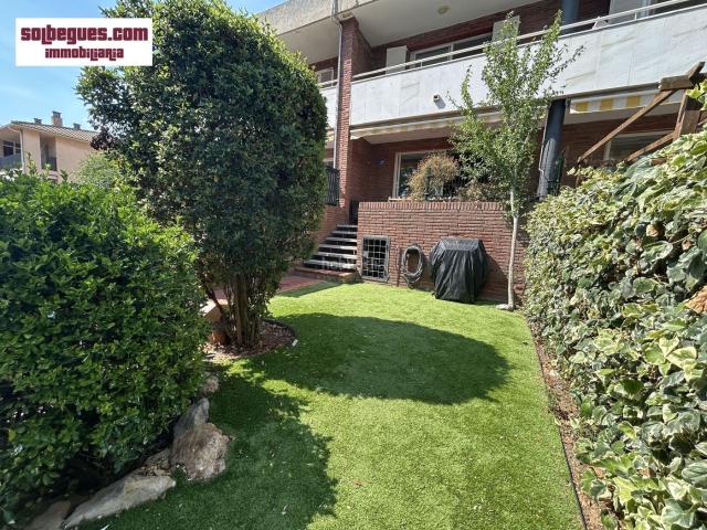 Casa adosada en venta en Begues. BEGUES BARCELONETA. AMPLIA CASA ADOSADA reformada con jardin privado y gran zona comunitaria piscina. Casas adosadas.