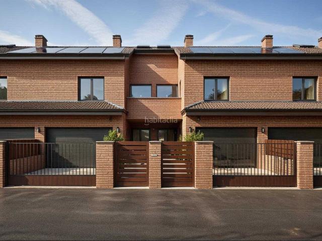 Casa adosada en venta en Begues. Chalet adosado en venta en Calle St. Eudald, Begues. Casas adosadas.