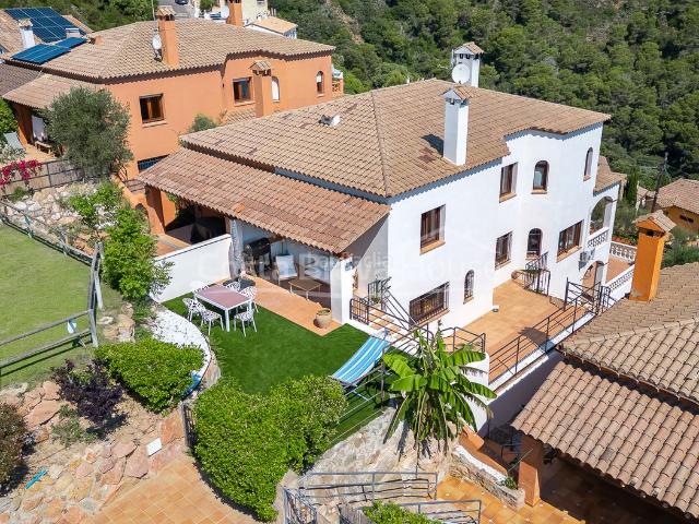 Casa adosada en venta en Begur, Aiguafreda Sa Tuna Costa Brava. Casa adosada reformada en Begur, Sa Tuna, con vistas abiertas al mar, amplias terrazas, piscina comunitaria y garaje privado. Casas.