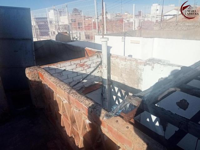 Casa adosada en venta en Bellreguard. Amplia casa con patio, gran terraza y semireformada en centro de Bellreguard. Casas adosadas.