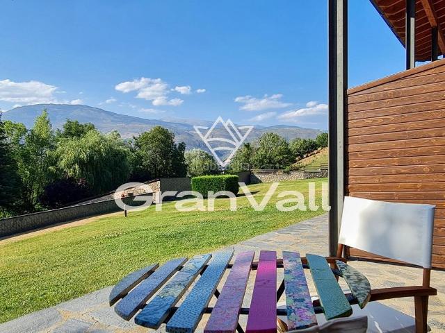 Casa adosada en venta en Bellver de Cerdanya. Casa adosada esquinera con jardín comunitario en Pi. Casas adosadas Bellver de.