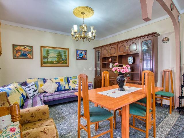 Casa adosada en venta en Benamargosa. Large 3Story House with Patio in the Heart of Ben. Casas adosadas.