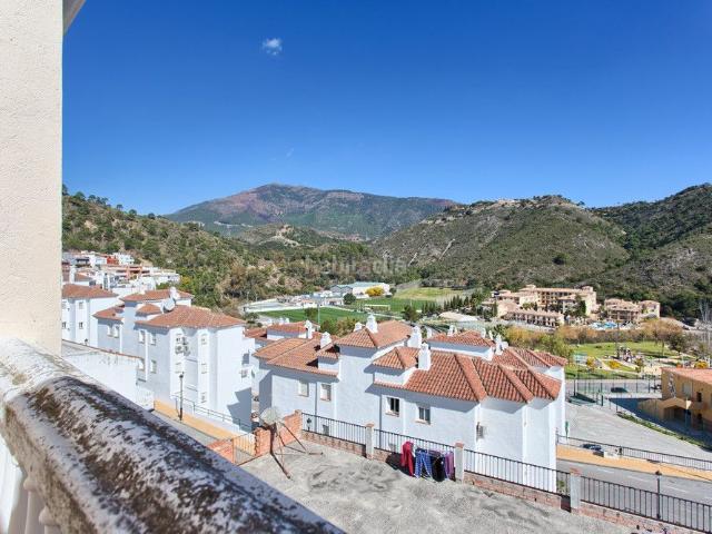 Casa adosada en venta en Benahavís, Benahavís pueblo. Elegancia andaluza con vistas panorámicas Pueblo de Benahavís. Casas adosadas.