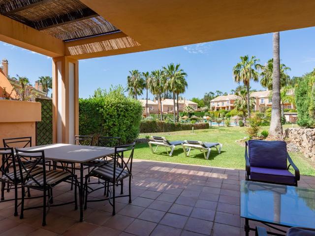 Casa adosada en venta en Benahavís, El Paraíso. AMPLIA CASA ADOSADA DE TRES DORMITORIOS EN VENTA EN EL PARAÍSO. Casas adosadas.